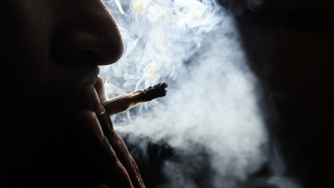 Jóvenes chilenos son los mayores consumidores de marihuana y cocaína en América