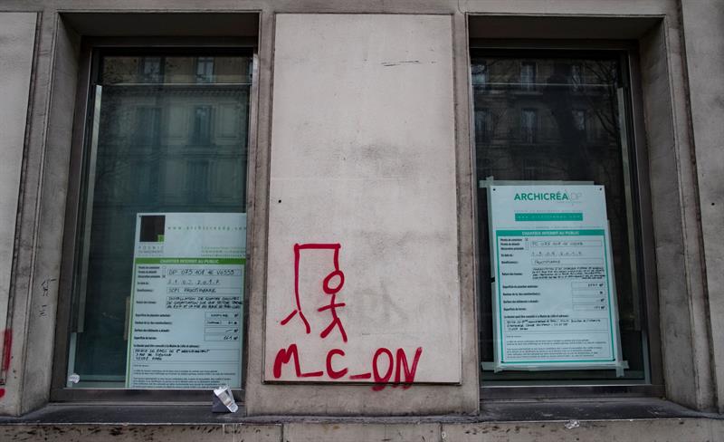 Macron convocó a sindicatos y patronal para abordar la crisis