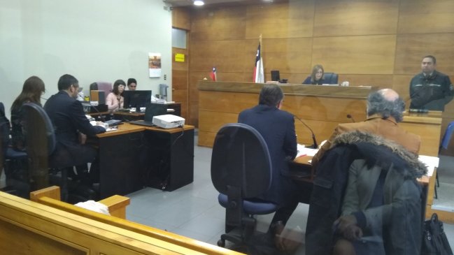 Caso vertimiento de salmones se resolverá en Valparaíso