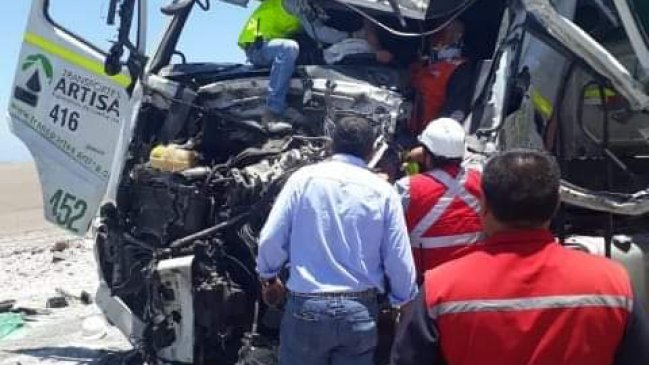 Tarapacá: Dos camiones colisionan en cruce de Patillos