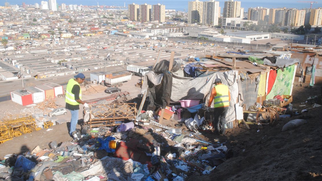 Desalojan a ruqueros del Cerro Esmeralda en Iquique
