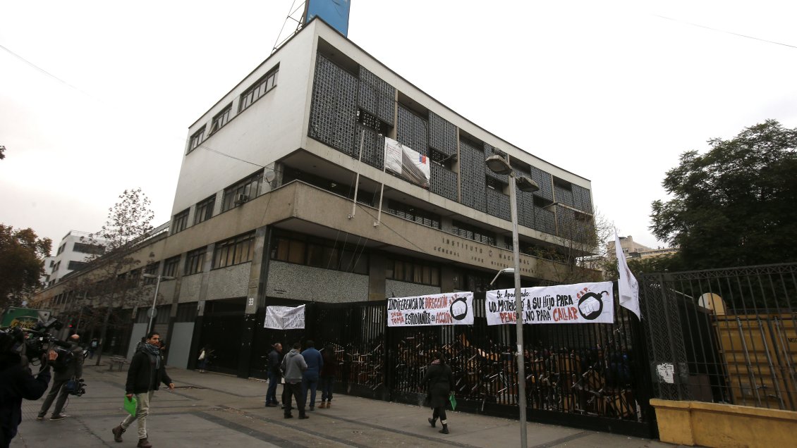 Bajas postulaciones a liceos emblemáticos: Alessandri apuntó a manifestaciones