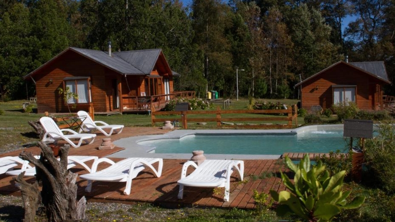 Justicia ordenó eliminar comentarios en Facebook por cabañas en Pucón