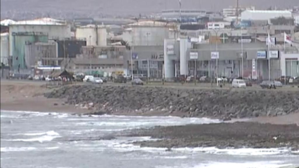 Alcaldesa de Antofagasta propone mesa de trabajo por contaminación de playa Las Petroleras