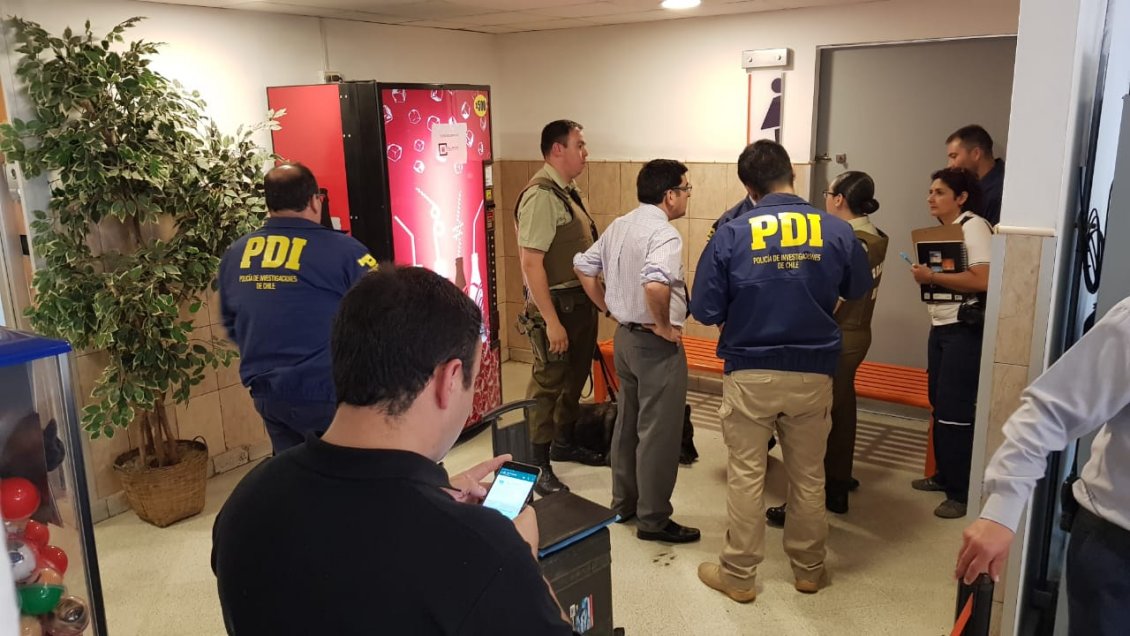 Mujer fue encontrada muerta con un cuchillo en su pecho en baño de un mall en Rancagua