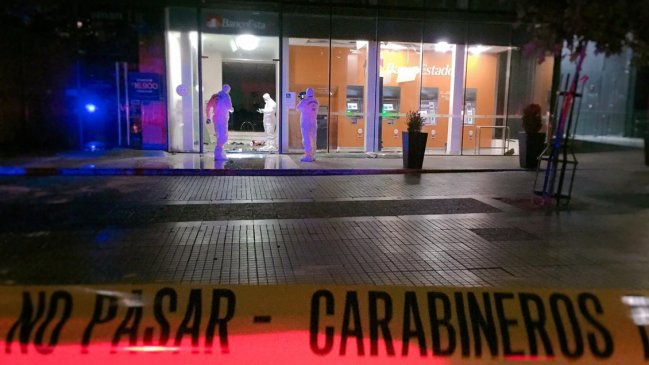 Investigan explosión en sucursal bancaria en Las Condes