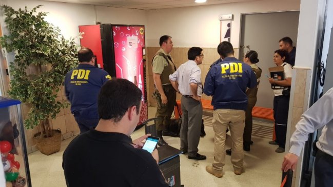 Mujer fue encontrada muerta con un cuchillo en su pecho en baño de un mall en Rancagua