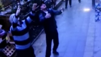   La impactante caída desde un edificio de una niña de cinco años sobre dos peatones 