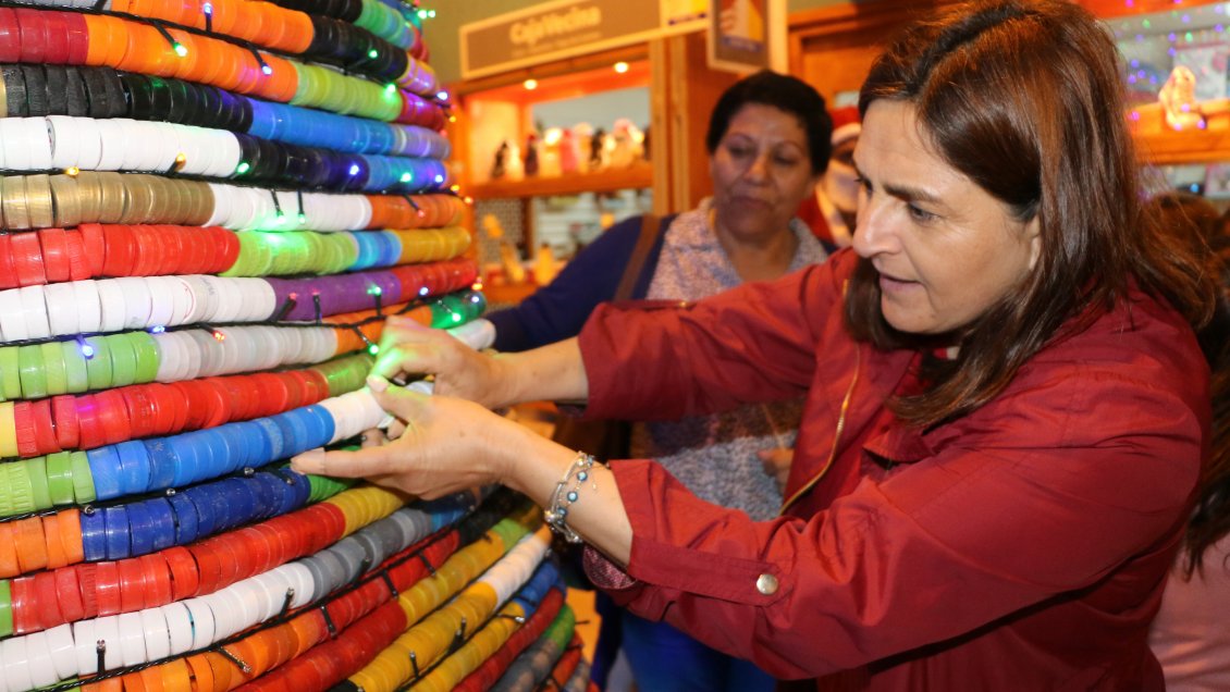 Caldera suma nuevo árbol de Navidad hecho con tapas de botellas