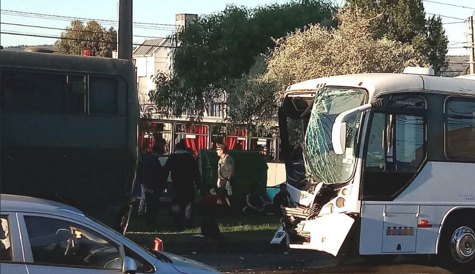 Bus de Fuerzas Especiales de Carabineros se vio involucrado en accidente en Viña del Mar