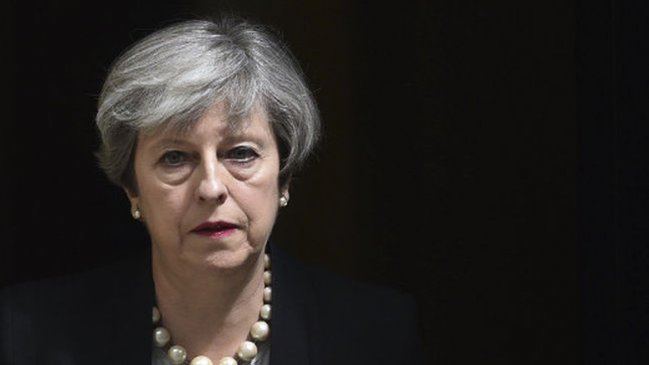 La amenaza se cumplió: Theresa May deberá enfrentar moción de confianza este miércoles