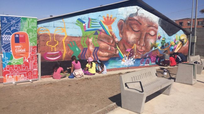 Arica: Vecinos del Cerro La Cruz embellecen su barrio a través de murales