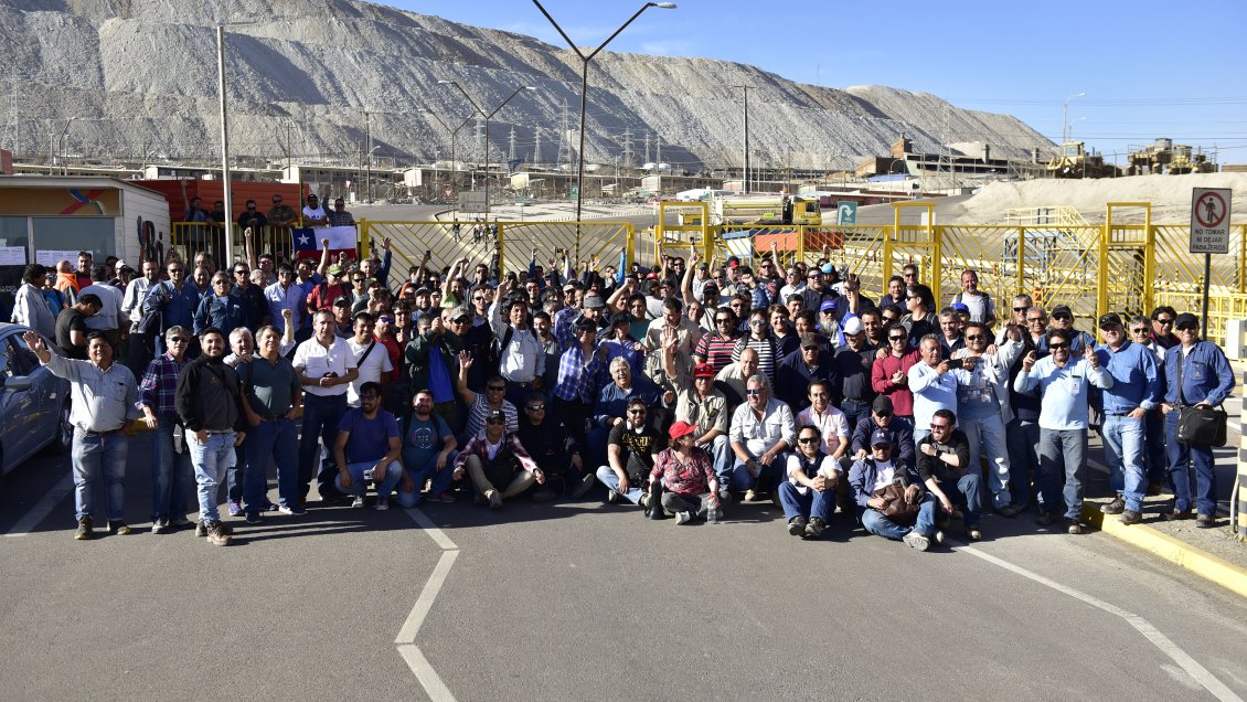 Trabajadores se tomaron accesos a faena de Codelco Chuquicamata