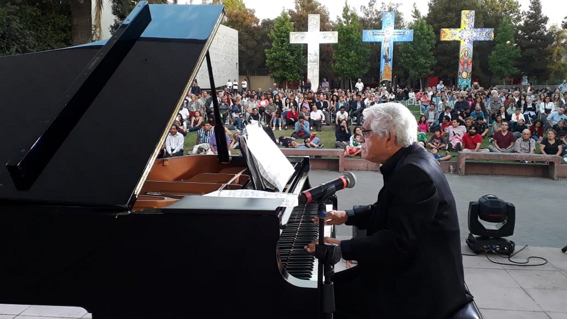 Roberto Bravo dio un concierto gratuito de Navidad y fue trending topic