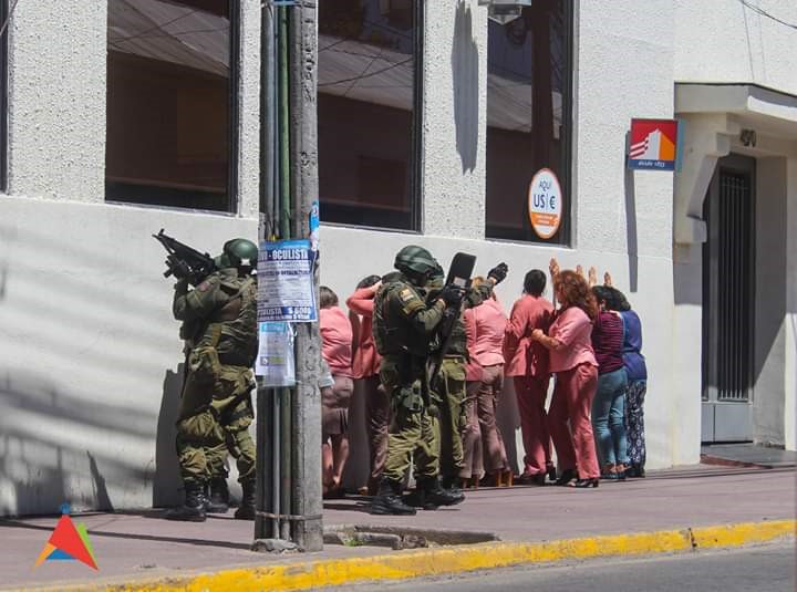 Se querellan por secuestro y amenazas tras cinematográfico simulacro en banco de Linares