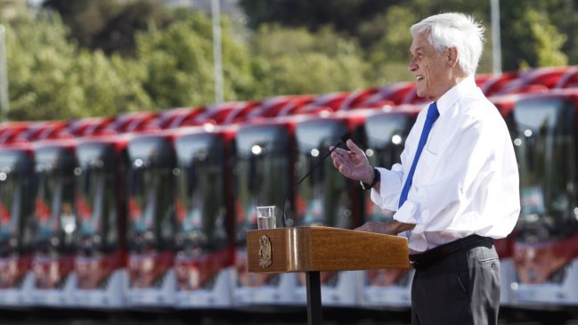 Piñera presentó buses eléctricos con duras críticas a licitación del Transantiago