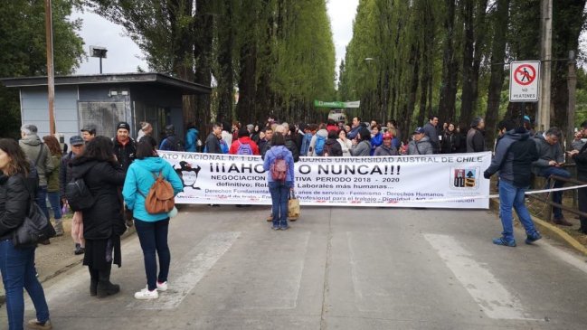 Trabajadores de la Universidad Austral inician huelga y se toman los accesos a los campus