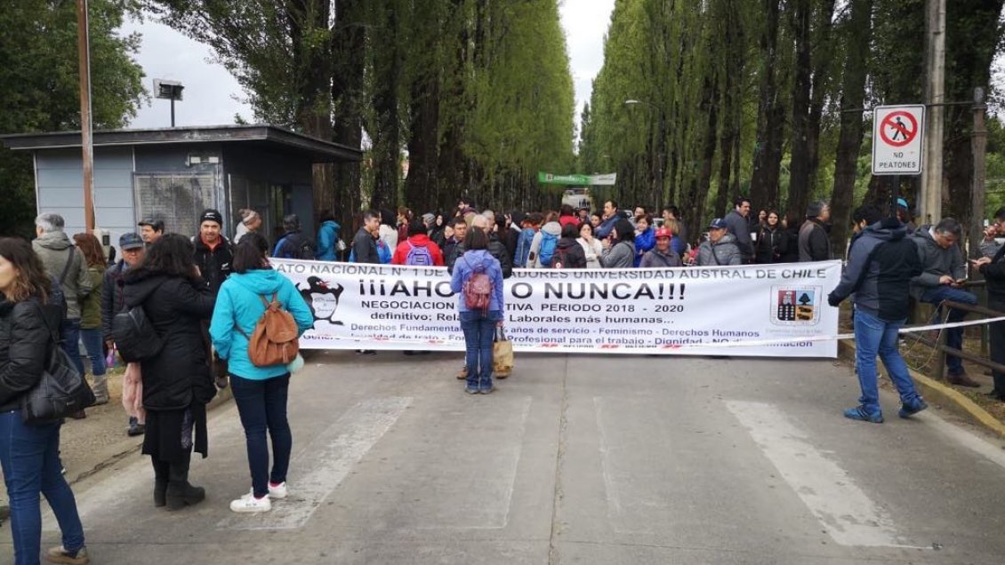 Trabajadores de la Universidad Austral inician huelga y se toman los accesos a los campus