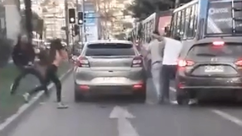 Registran brutal pelea y ataque a un auto en Viña del Mar
