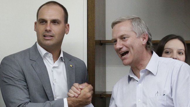 Hijo de Jair Bolsonaro: Chile tuvo la suerte de tener a los Chicago Boys en los 80