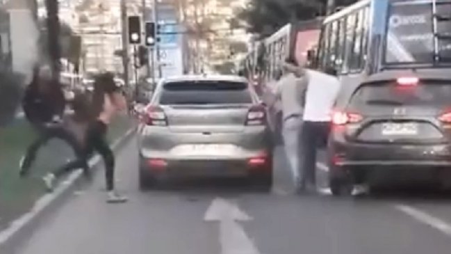 Registran brutal pelea y ataque a un auto en Viña del Mar