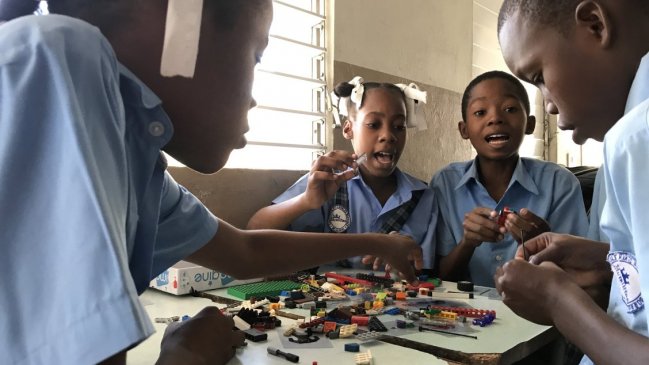 ONG chilena llevó juegos de mesa a las salas de clase de Haití