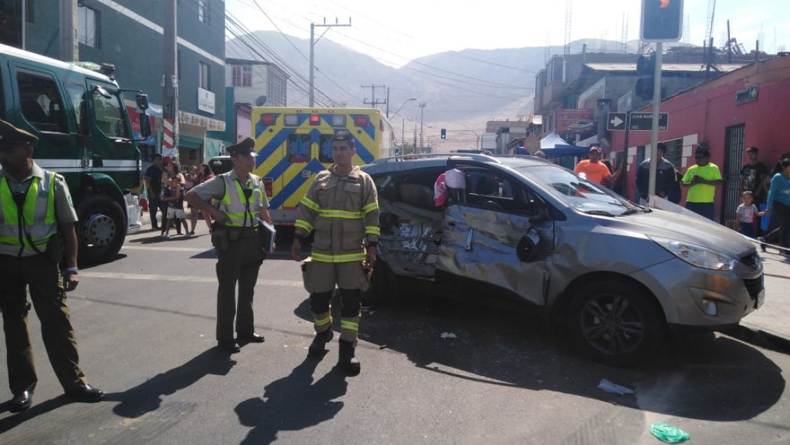 Dos lesionados tras choque en Iquique