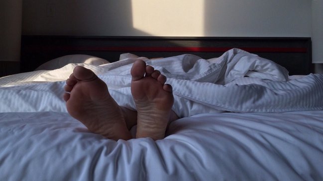 Hispanos y negros son los que menos duermen en EEUU, según estudio