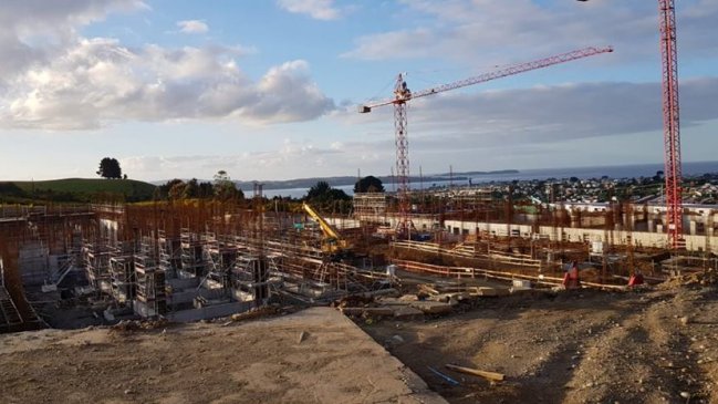 Trabajadores se toman obras del hospital de Ancud y acusan repentinos despidos