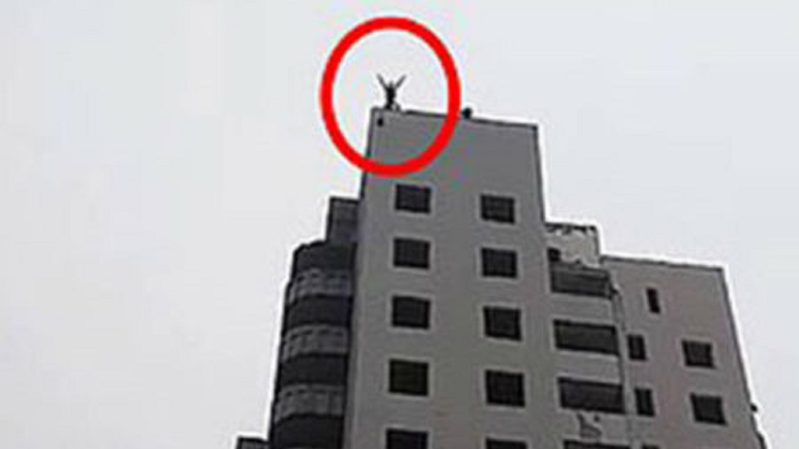 Alentado por su mamá: Joven se lanzó de un edificio con un paracaídas casero y murió
