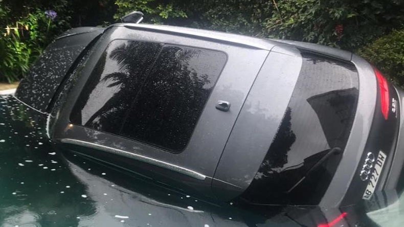 Mujer se cayó a la piscina con su auto de lujo en Argentina