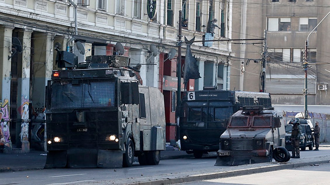 Enfrentamiento entre Carabineros y trabajadores portuarios de Valparaíso obligó a desalojo de feria navideña
