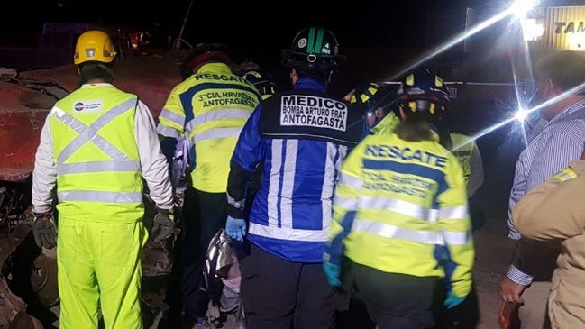 Tres fallecidos tras colisión frontal entre un camión y una camioneta en Antofagasta