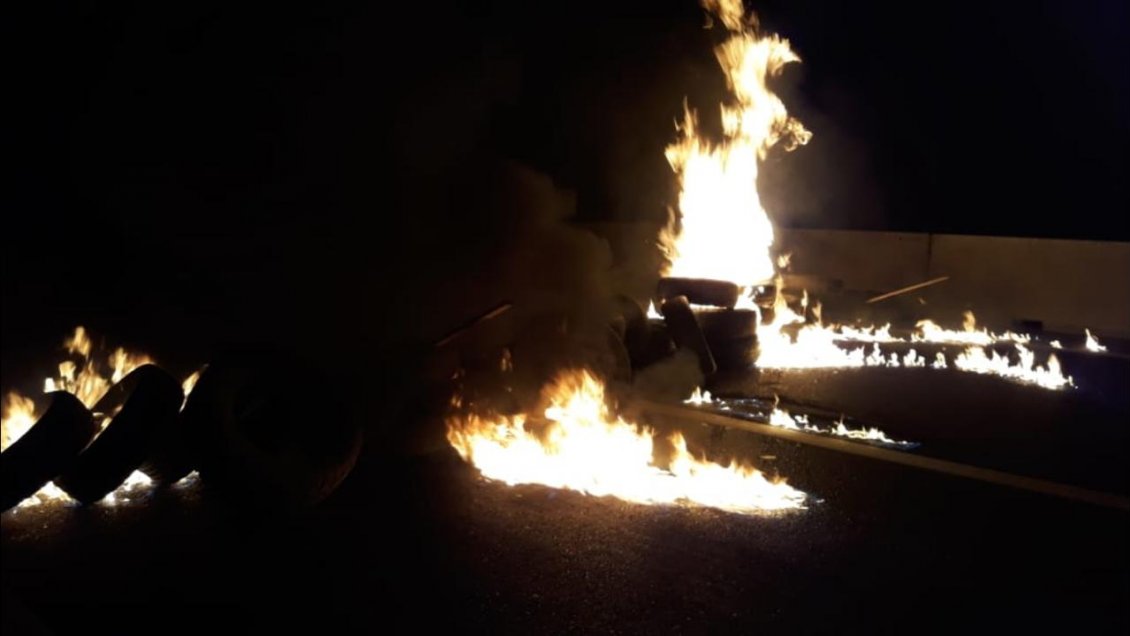 Trabajadores movilizados cortaron ruta a División Chuquicamata con barricadas