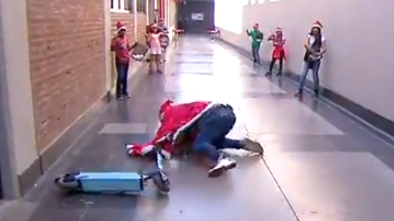 Luis Jara cayó de rodillas mientras participaba en carrera navideña