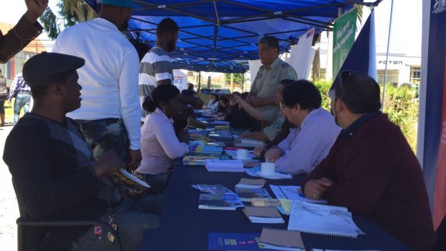 Valdivia: Servicios públicos y policías se congregaron para resolver consultas de migrantes