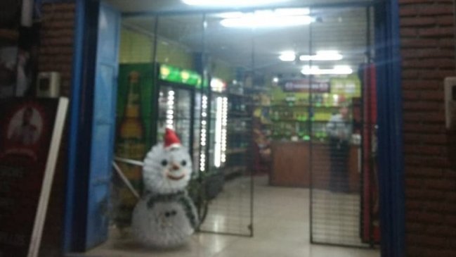 Botillería regala un pack para los que limpien un cerro en Curicó