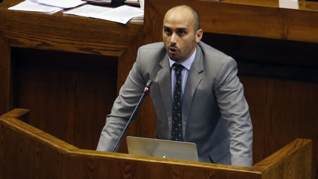 Diputado Longton responde a Camila Flores: Deja a mi padre descansar en paz