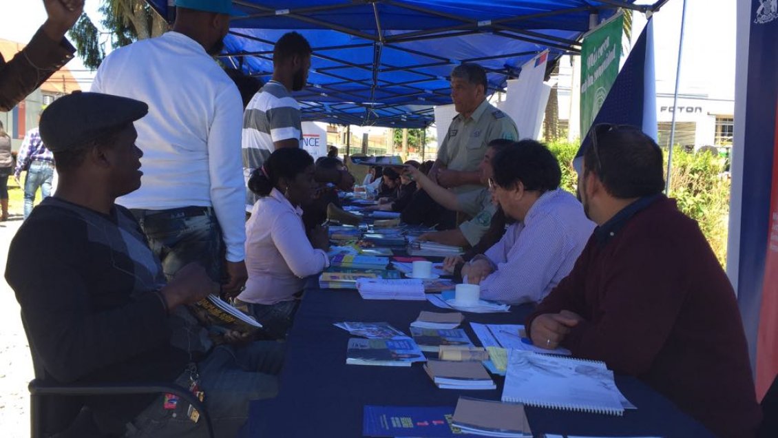 Valdivia: Servicios públicos y policías se congregaron para resolver consultas de migrantes