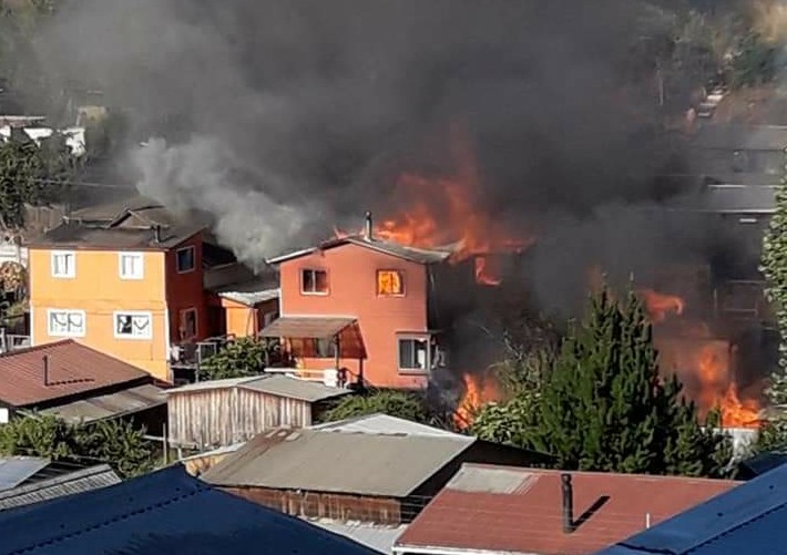 Bombero que perdió su casa en Constitución agradeció donativo de Leonardo Farkas