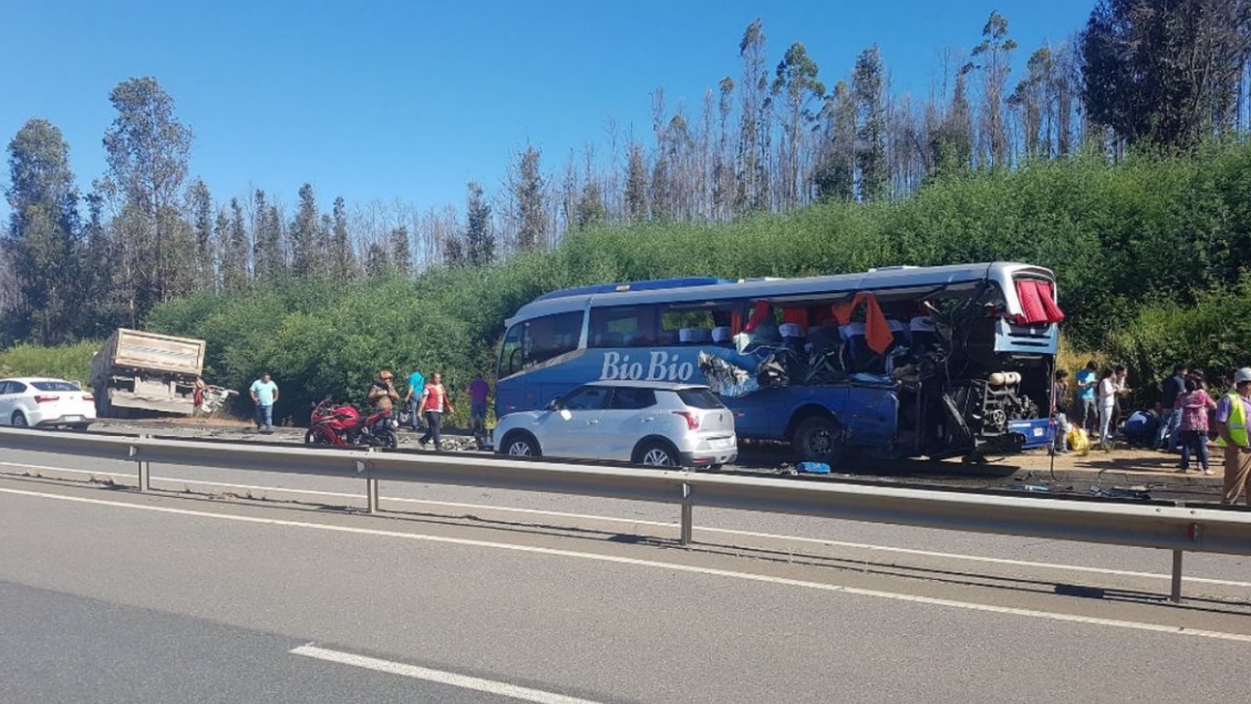 Colisión entre un camión y un bus dejó nueve heridos en la Autopista del Itata