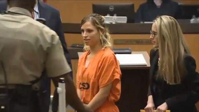 Revelan chats de profesora que abusó de alumno de 13 años