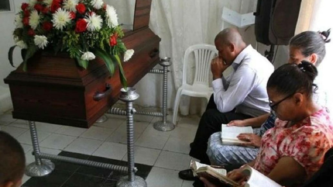 Familia se niega a enterrar a su hijo muerto porque esperan que resucite