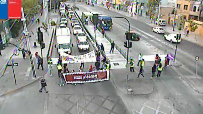 Manifestantes interrumpieron el tránsito por Vicuña Mackenna