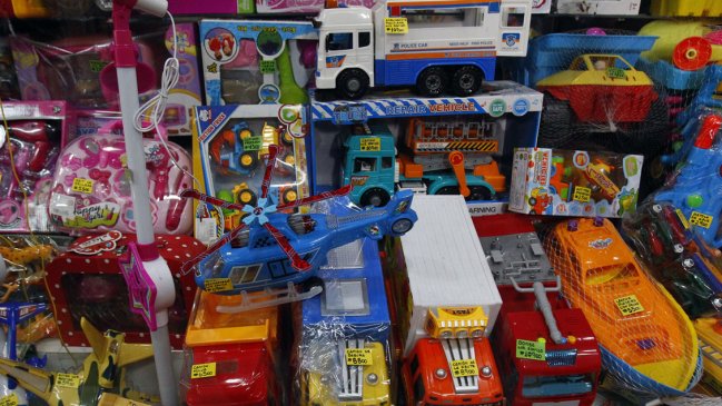 A días de Navidad: Incautan 6.000 juguetes falsificados en supermercado Montserrat