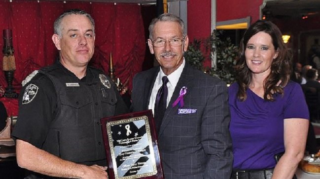 Condecorado policía fue arrestado por filmarse teniendo sexo con animales