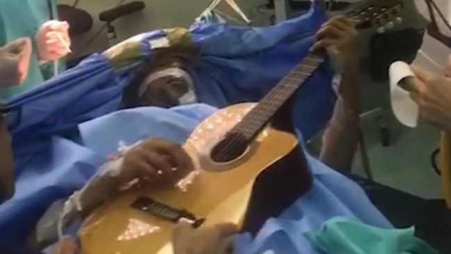 Operan de un tumor cerebral a un músico sudafricano mientras toca la guitarra