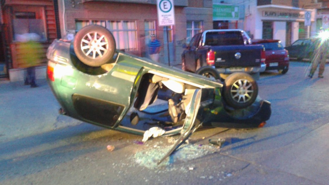 Milagrosa salvada tuvieron dos mujeres tras chocar y volcar en el centro de Punta Arenas