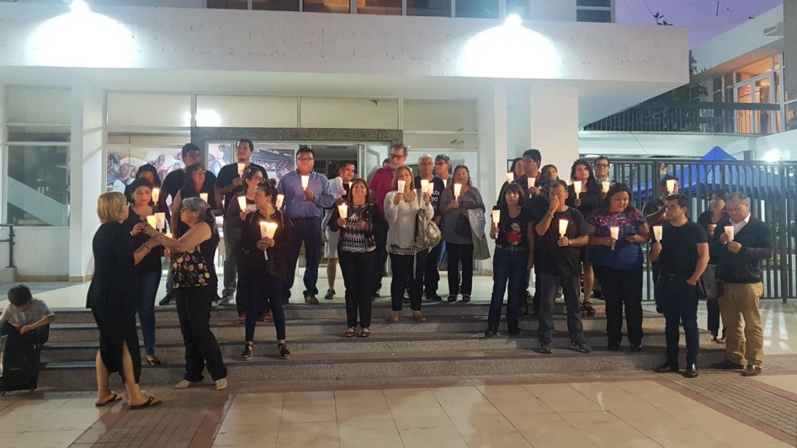 Tarapacá: Ex trabajadores de la seremi de educación realizaron velatón afuera de la intendencia