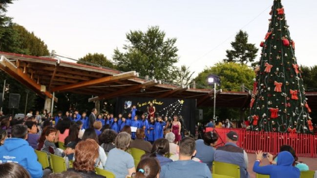 Paillaco encendió su árbol navideño con un millar de luces y gala artística
